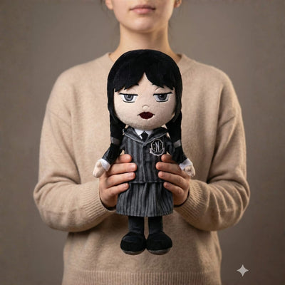 Jucărie de Pluș Wednesday Addams, Uniforma Nevermore Academy (27 cm), Păpușă de Colecție Premium cu Detalii Realiste, în Cutie Formă de Sicriu - Play by Play